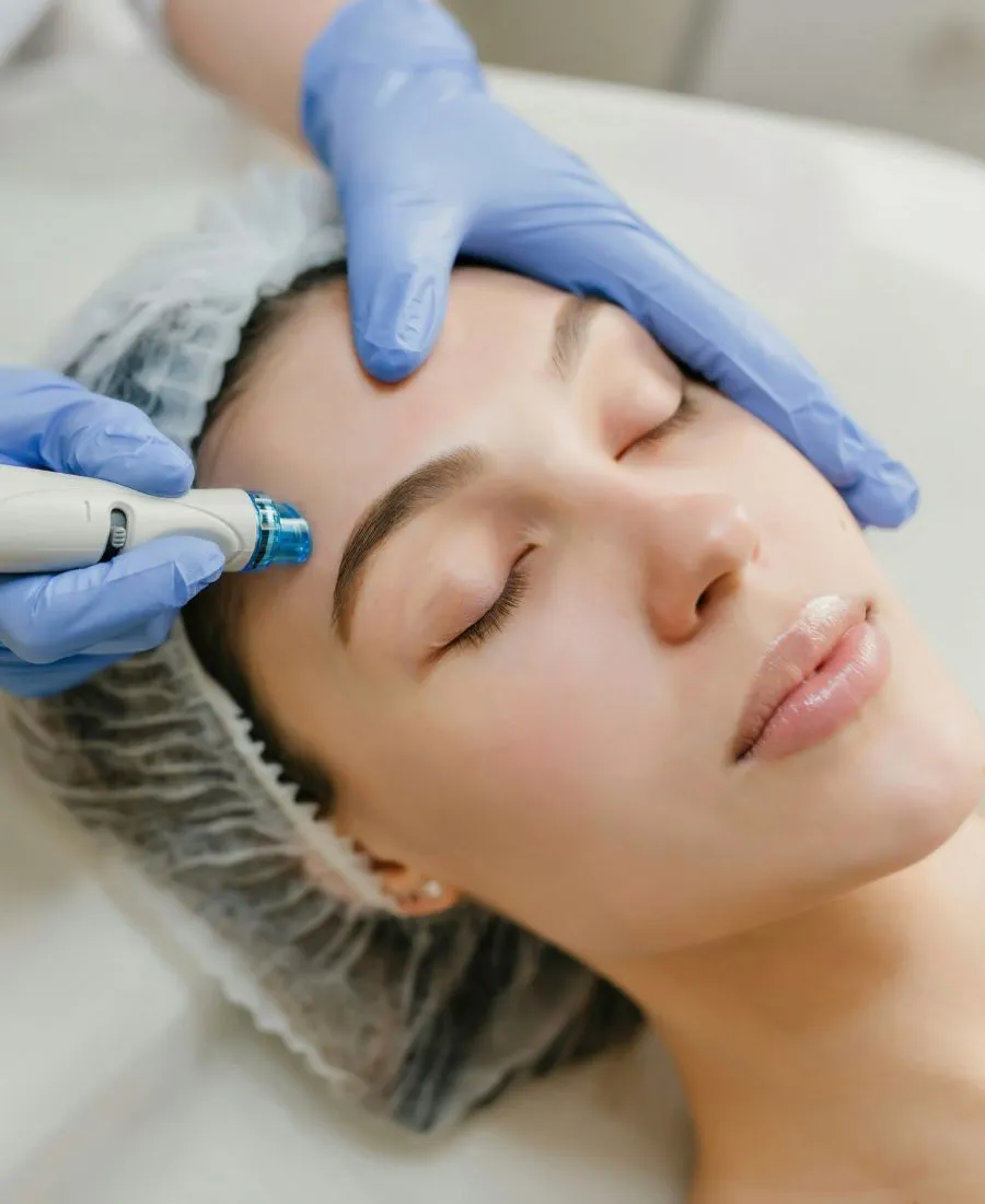 Aqua Facial Behandlung mit sanfter Pflege im Gesicht