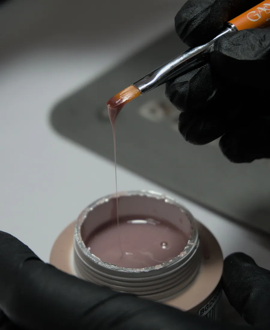 Auftragen von Gel für eine Nagelmodellage