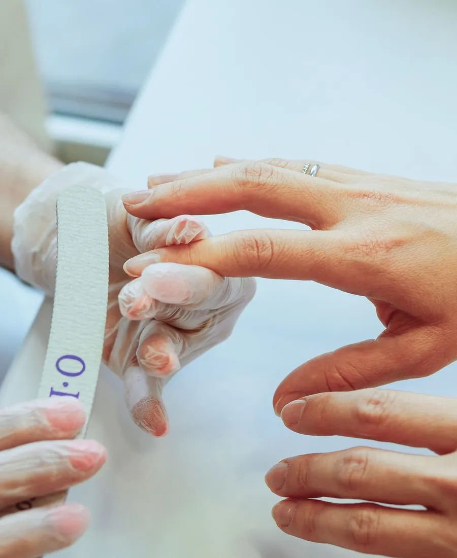 Sorgfältige Maniküre und Naturnagelpflege der Hände
