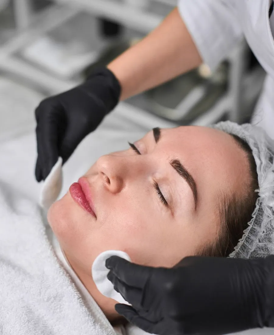 Ruhige Gesichtsbehandlung mit einem Massage-Tool
